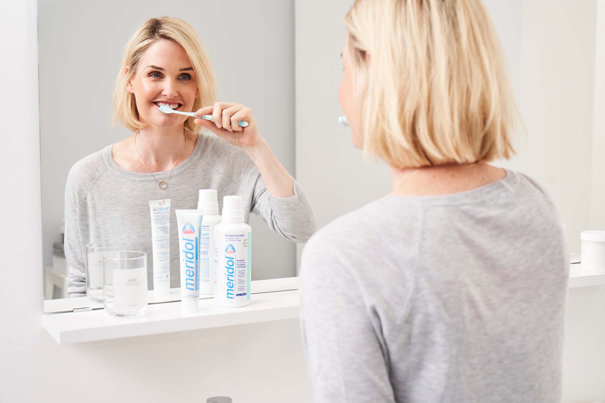 une femme qui se brosse les dents