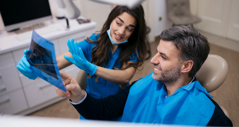 Dentiste expliquant une radiographie à un patient